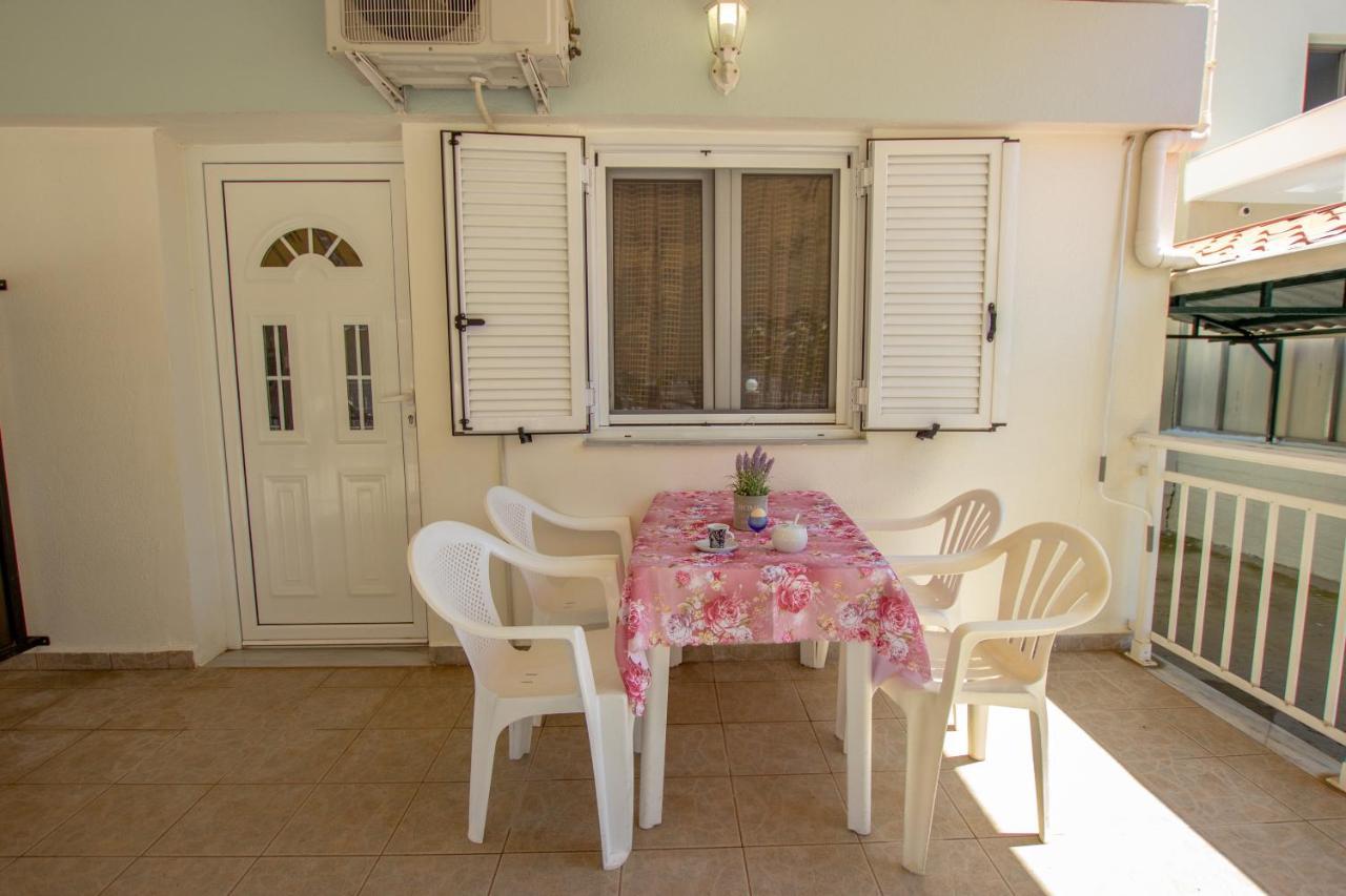 Lola Apartment Nea Vrasna